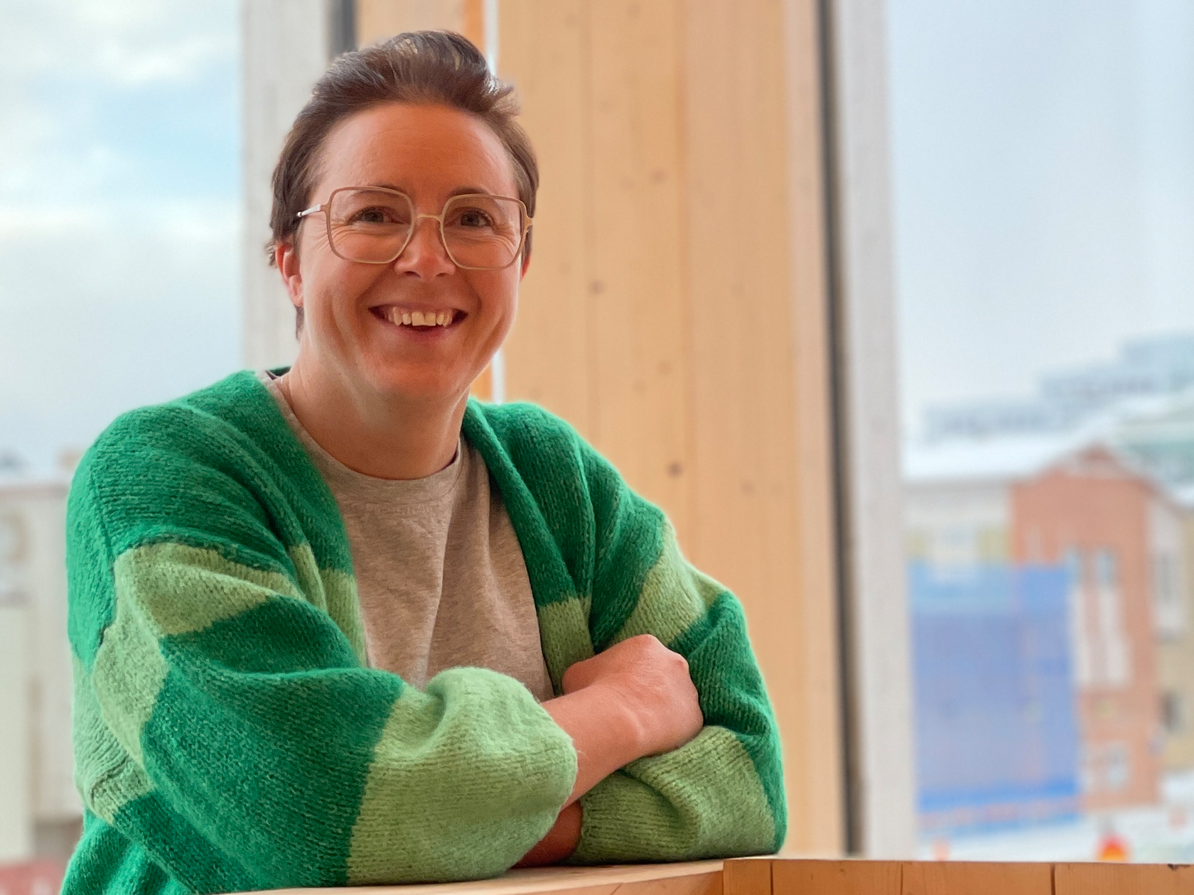 Lärare som ler som kameran