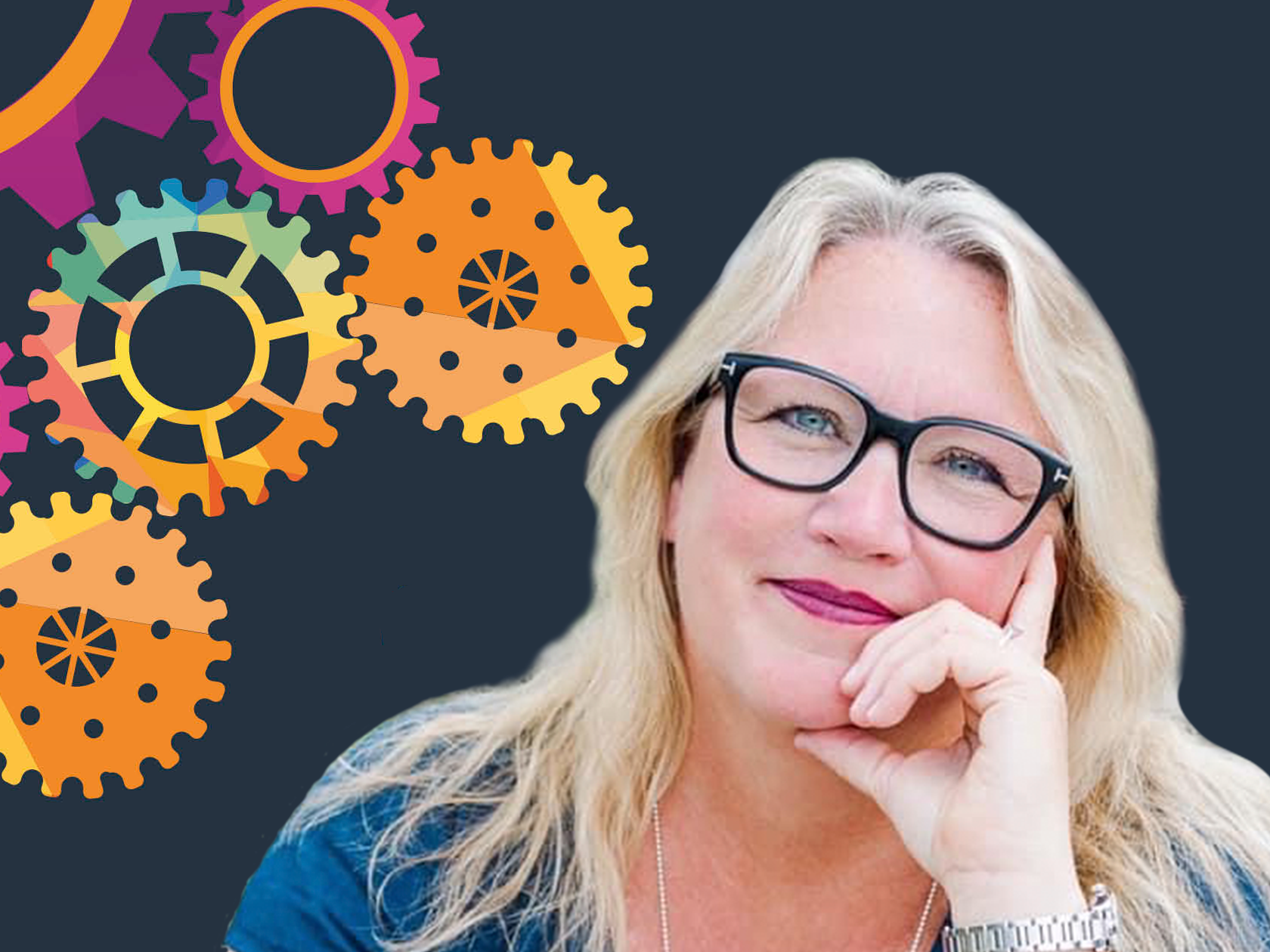 Vuxen som ler med bild av kugghjul till vänster om bilden