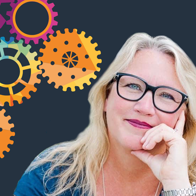 Vuxen som ler med bild av kugghjul till vänster om bilden