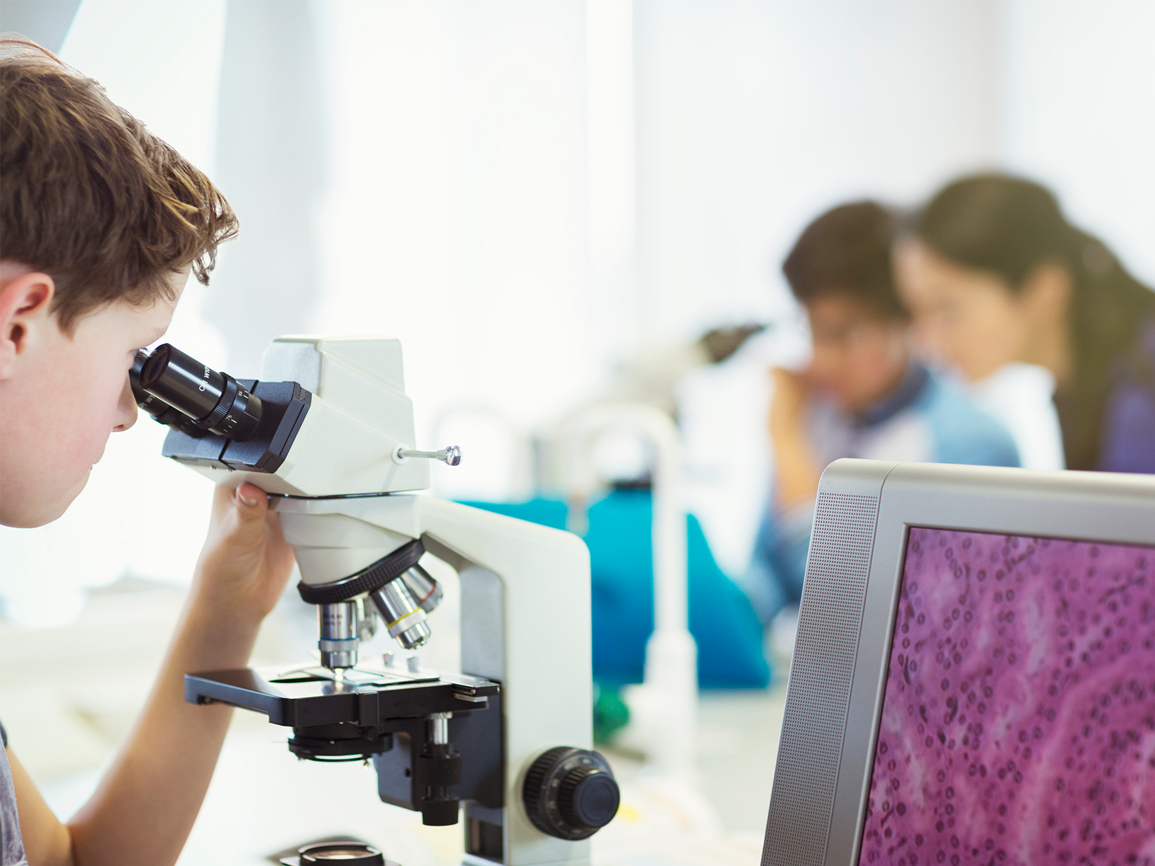 Elev använder mikroskop 