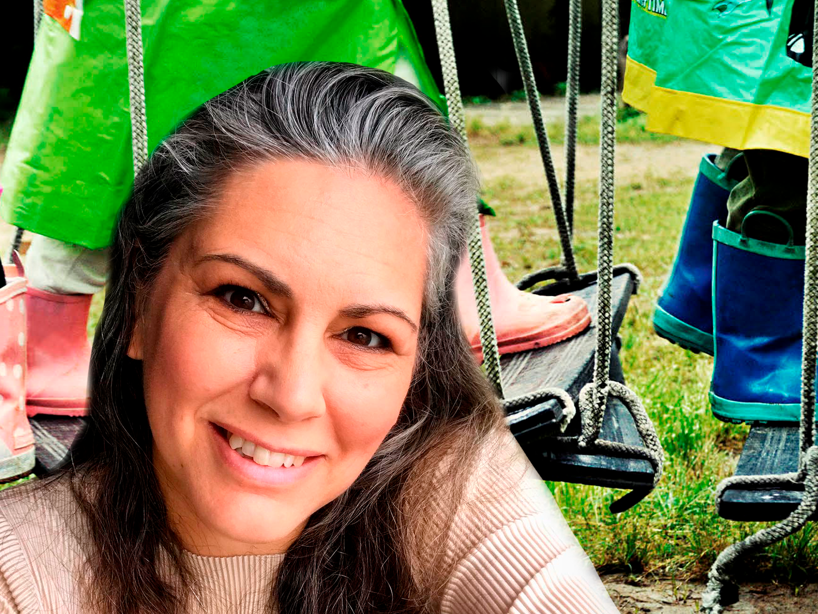 Vuxen som ler med en bild av träplank bro i bakgrunden