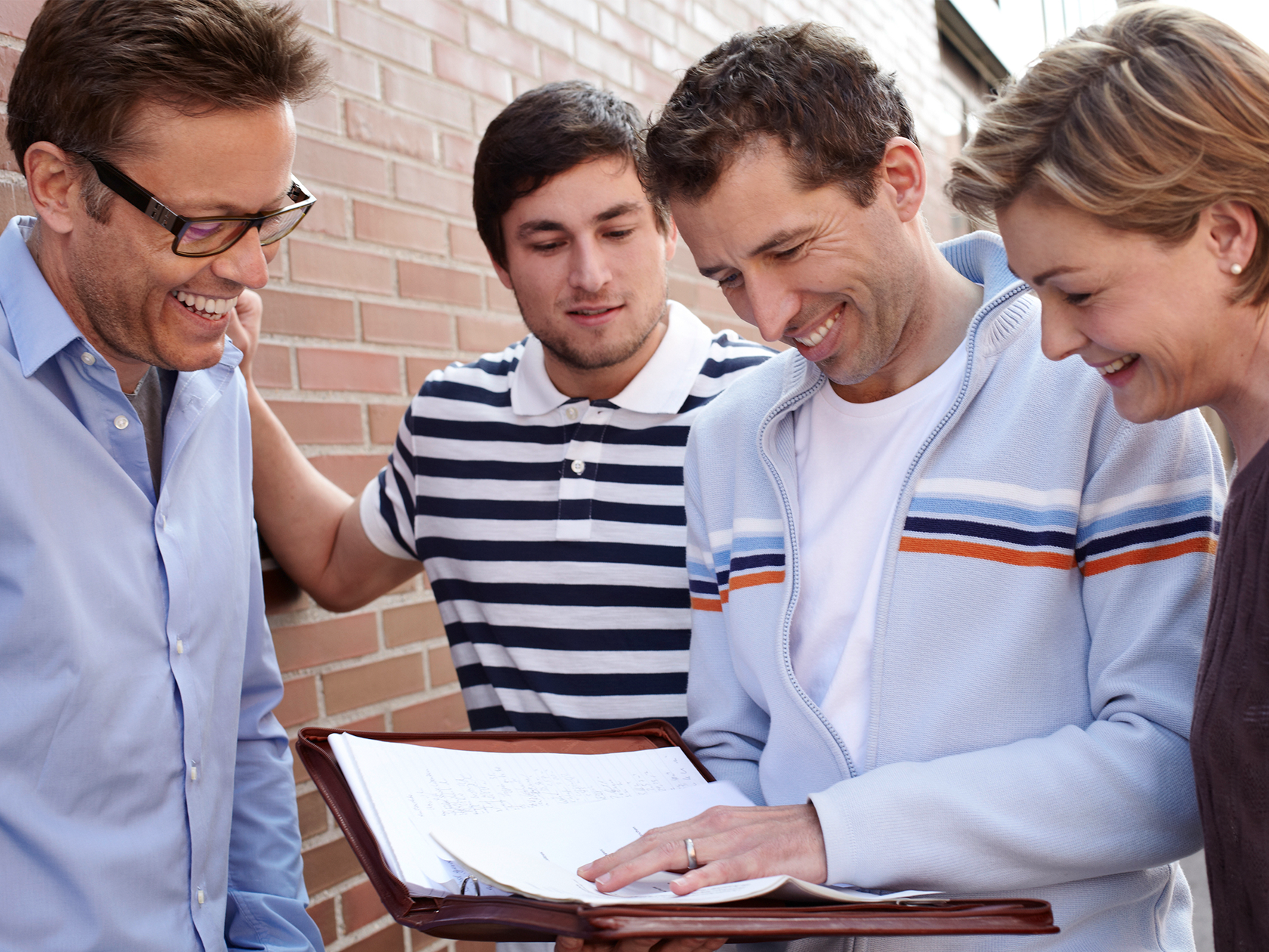 Rektorer som läser ett papper med tillsammans 