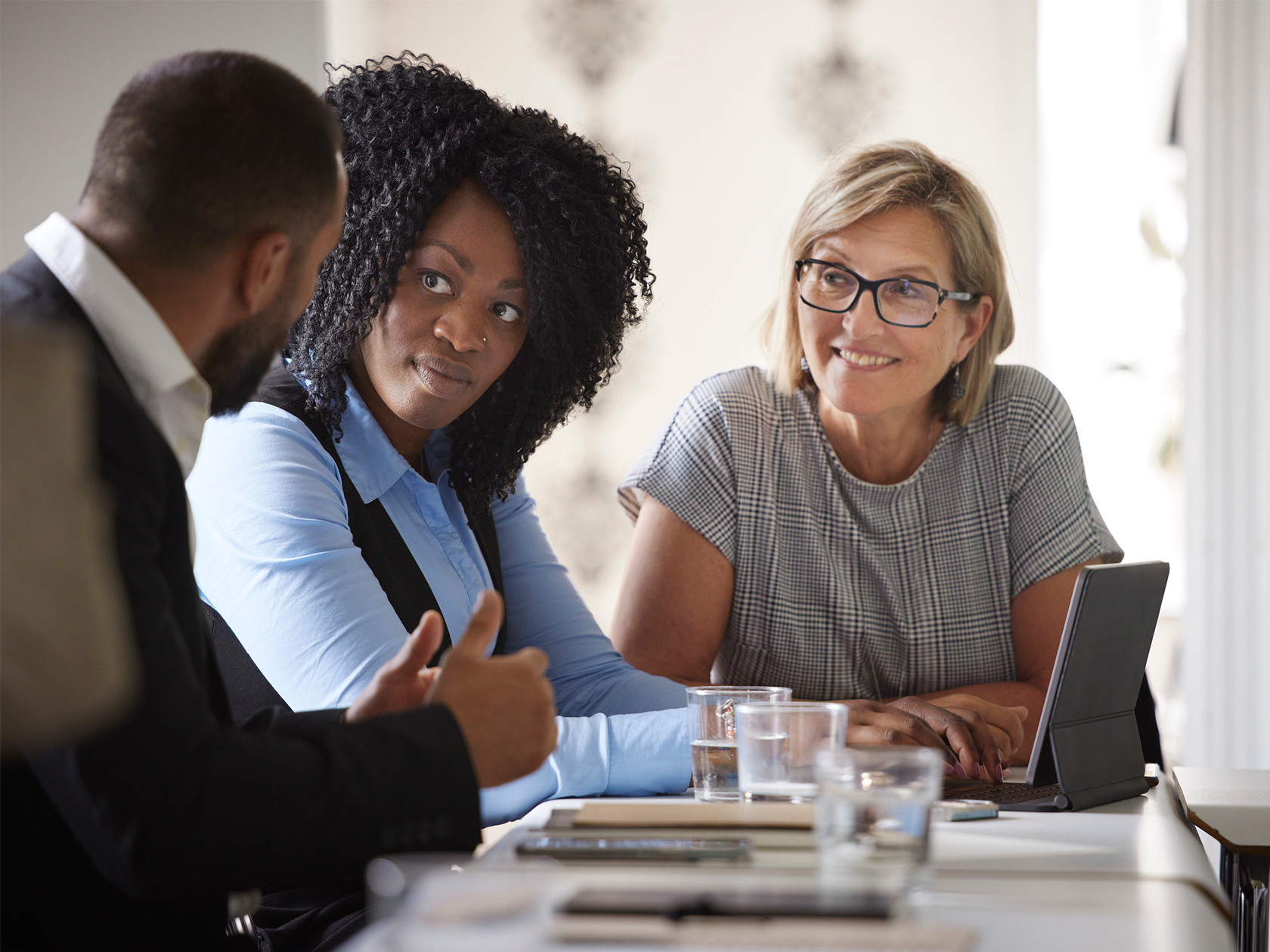 Lärare som pratar i möte