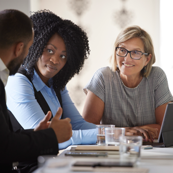 Lärare som pratar i möte