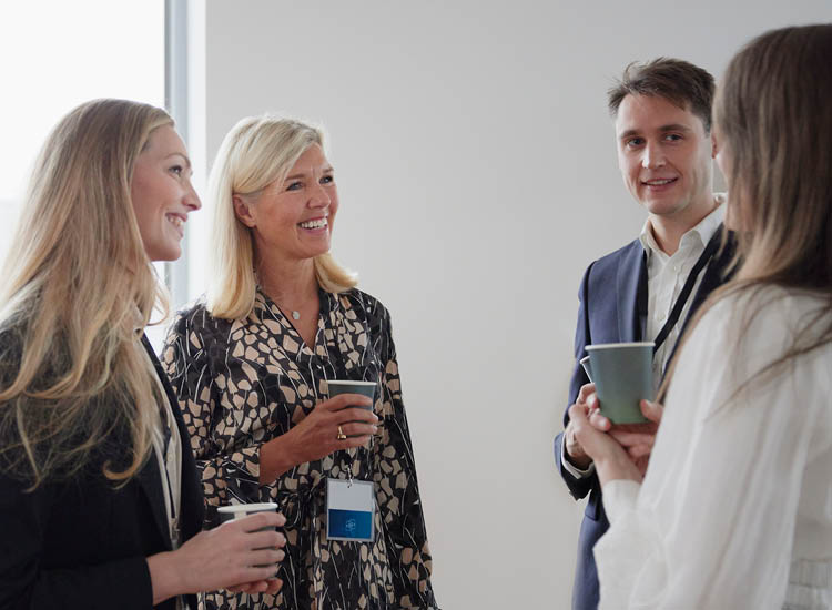 Lärare som samtalar i en cirkel