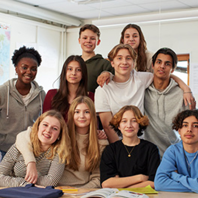 Elever som ler i en bild tillsammans