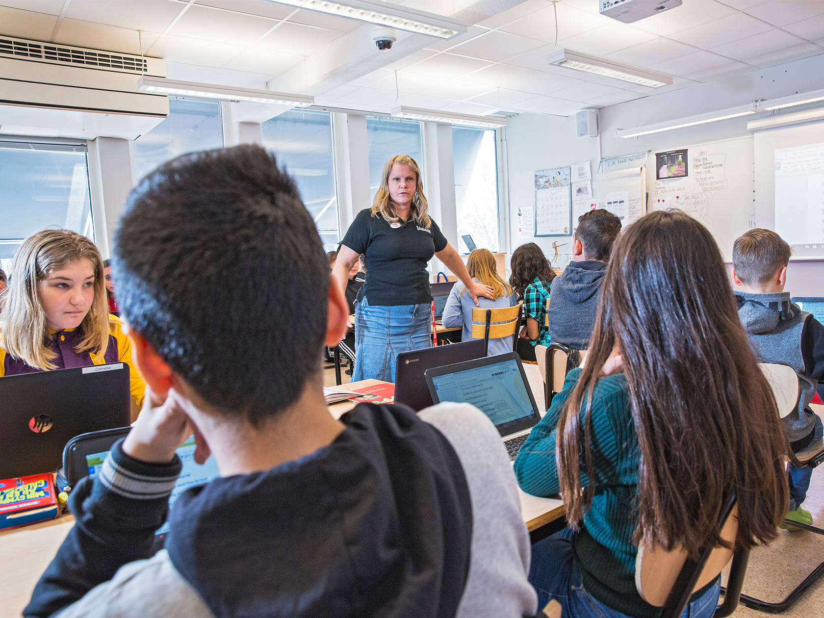 Lärare pratar inför alla elever i ett klassrum