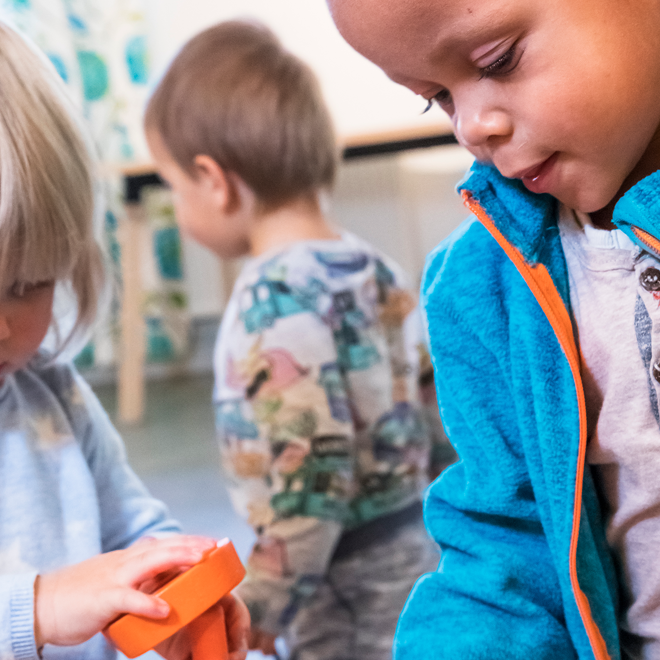 Förskolebarn som leker tillsammans