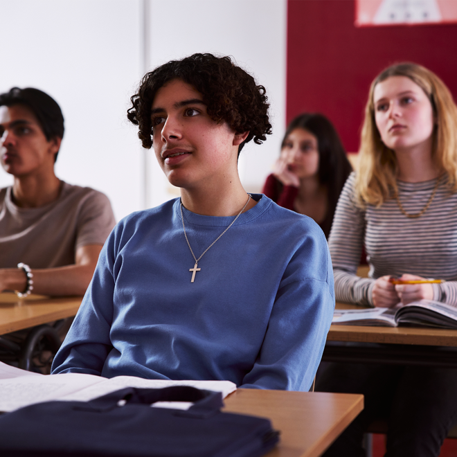 Elever som sitter i ett klassrum och lyssnar
