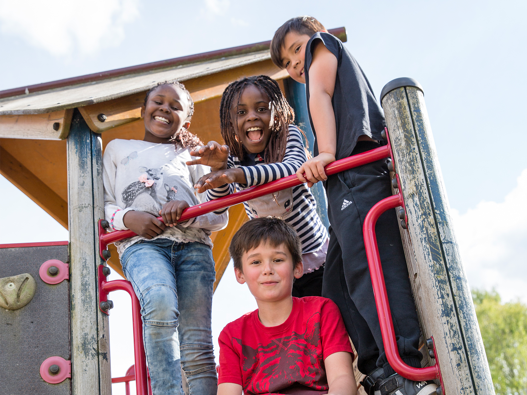 Unga elever som står på en klätterställning