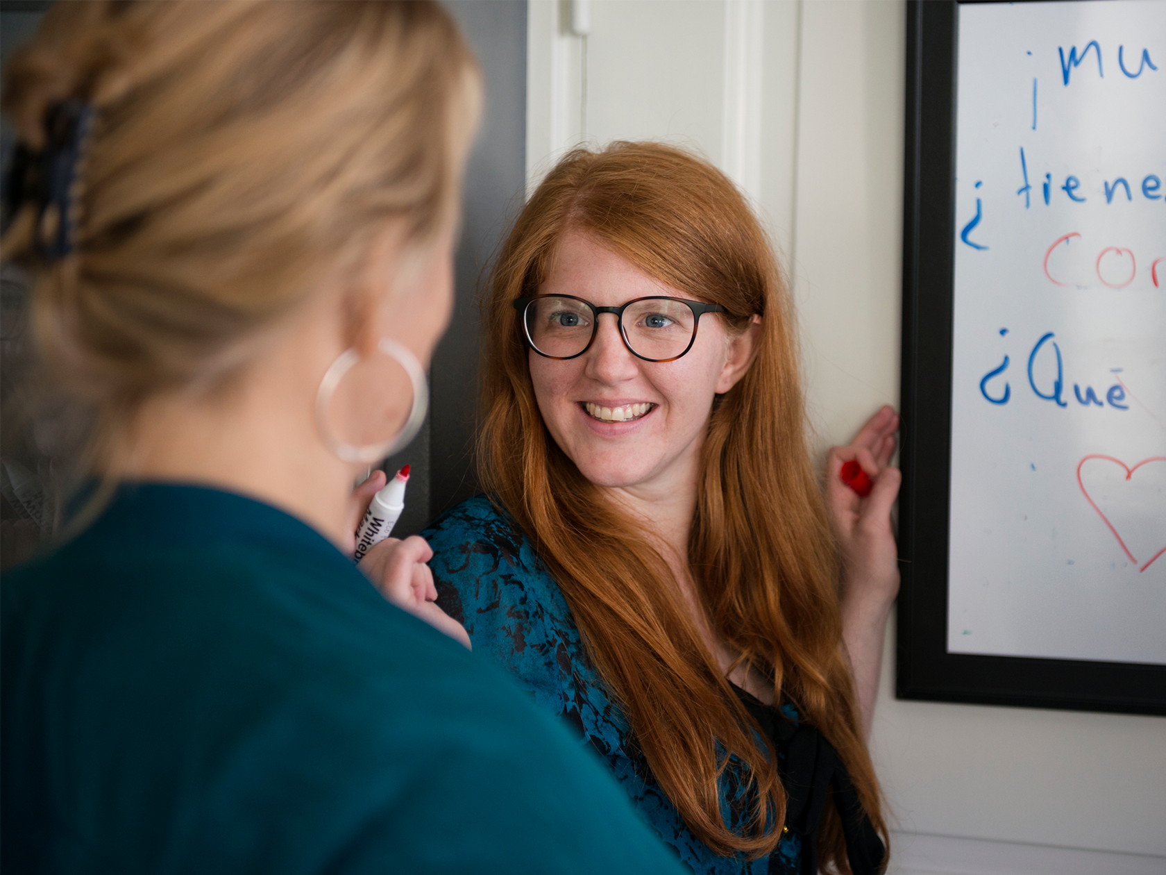 Lärare pratar framför tavla