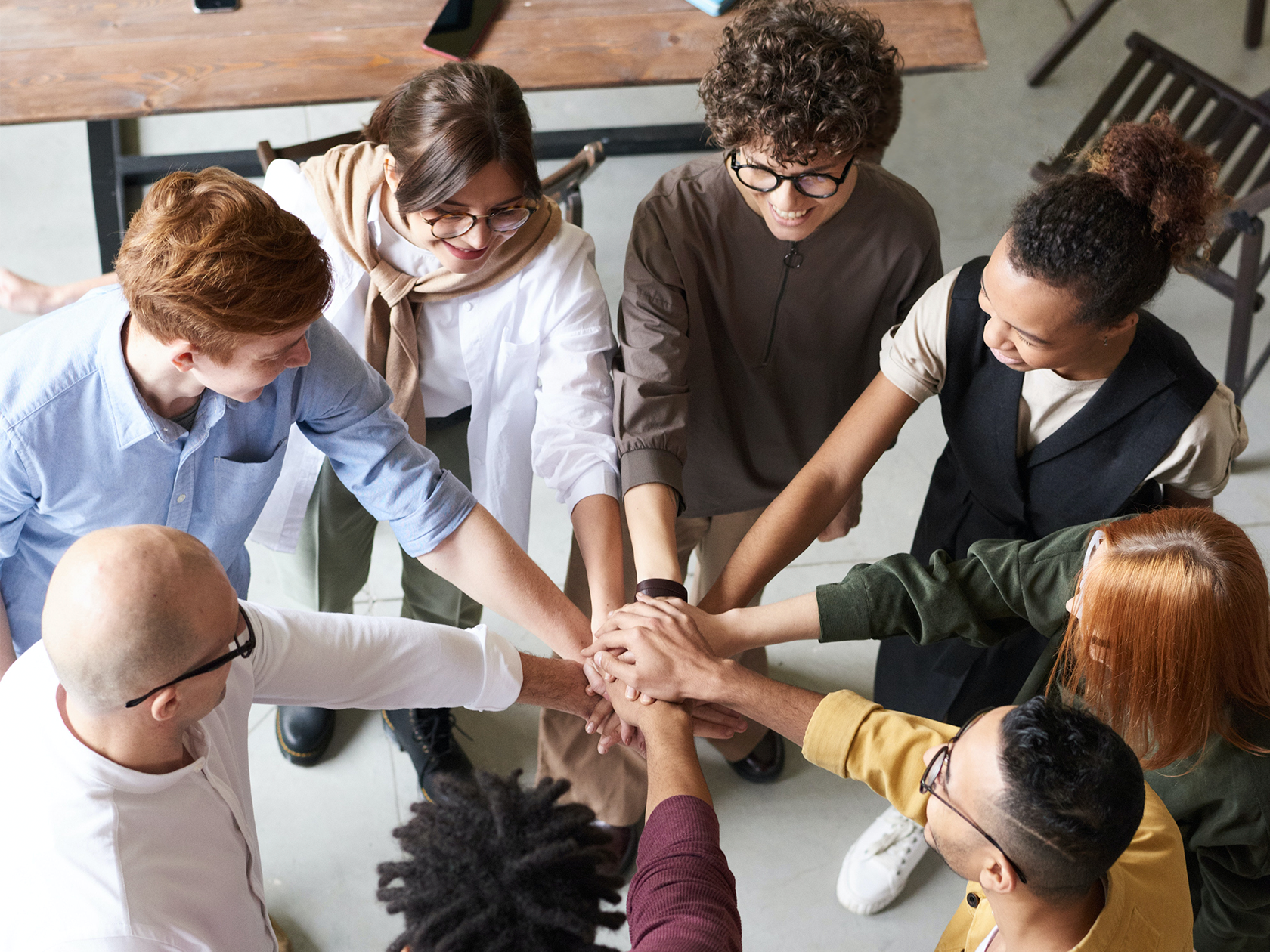 Lärare som alla håller sina händer ihop i en cirkel