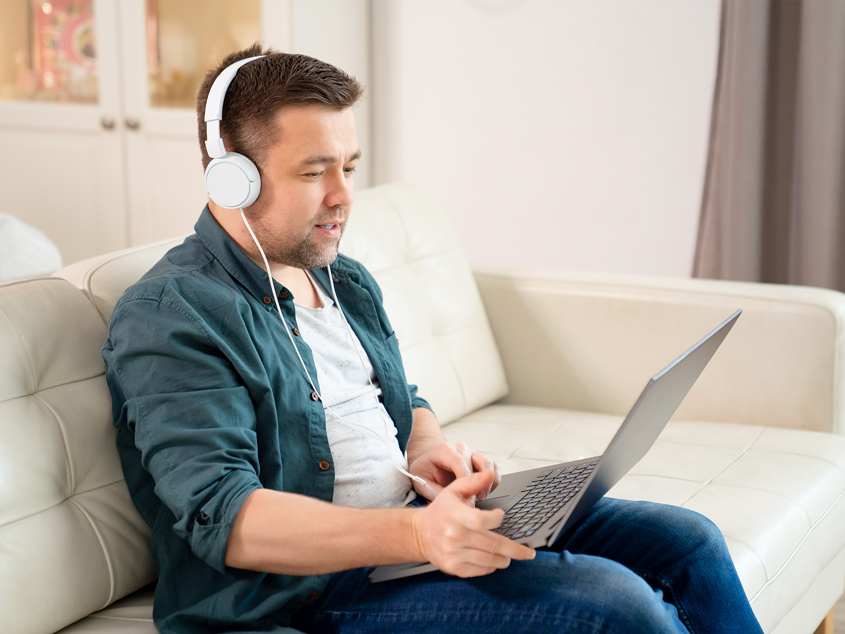 Lärare undervisar på distans framför dator 