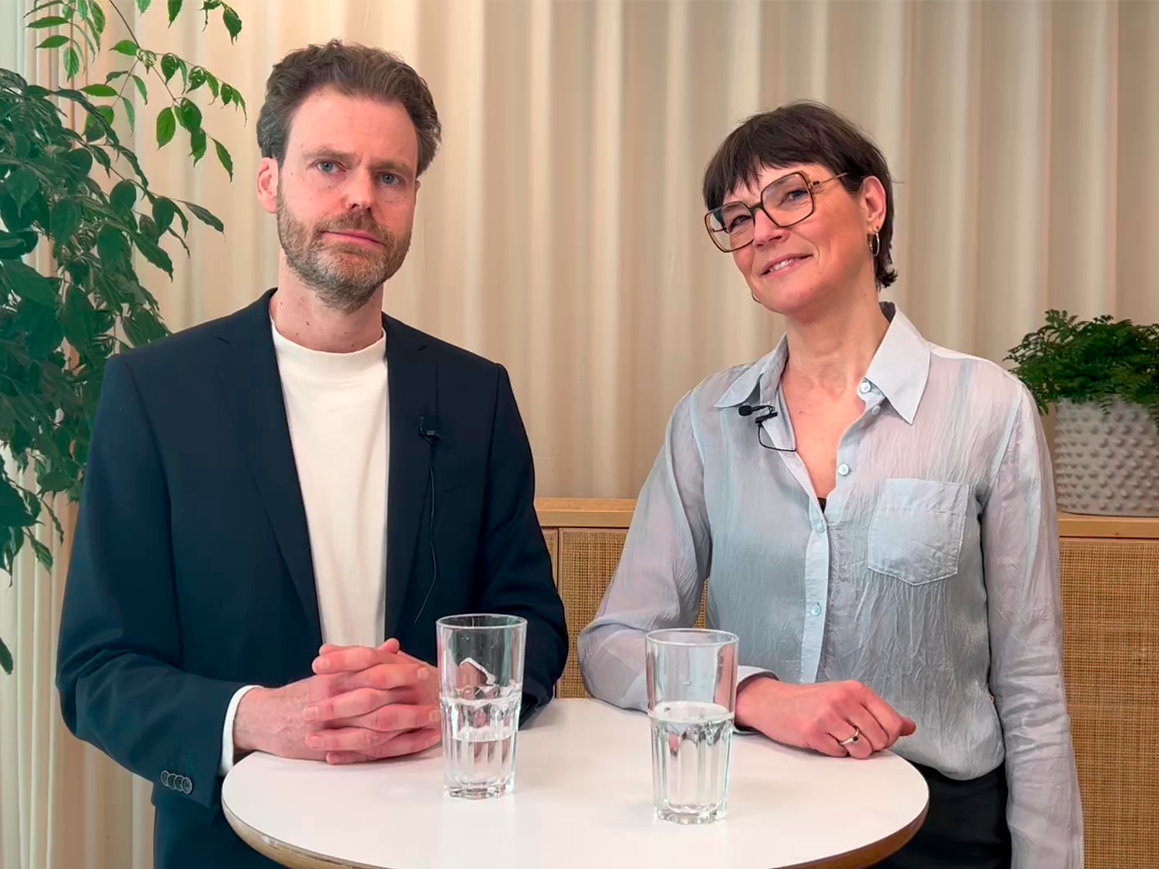 Lärare som står och ler för kamera 